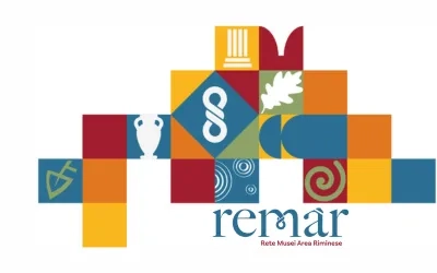 Remàr: Identità Visiva per la Rete Museale della Provincia di Rimini - Immaginificio è stato scelto per sviluppare l’identità visiva di Remàr grazie alla nostra esperienza nel creare soluzioni grafiche su misura. La rete museale, già avviata con un nome consolidato, ci ha contattato con l’obiettivo di trasformare questa realtà in un brand riconoscibile e distintivo. 
Il nostro compito era quello di dare vita a un nome esistente, sviluppando un logo e un sistema visivo in grado di rappresentare l’unione delle istituzioni locali e il loro impegno comune nella valorizzazione del patrimonio culturale della provincia di Rimini.